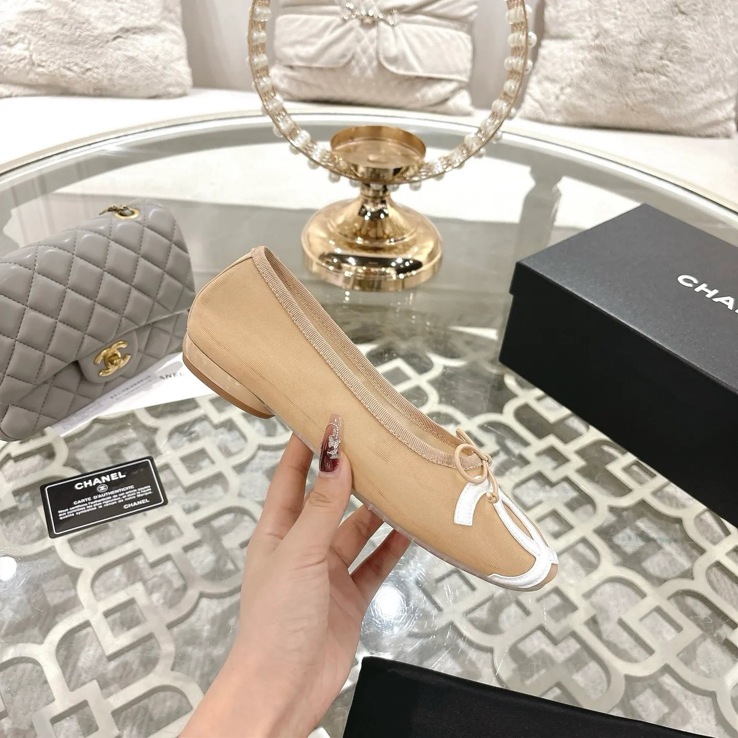 👟👟Ex-factory price 520👟👟 Mesh [purchase-level quality] CHANEL Xiaoxiang 25/A new summer bow-tie shoes 💃 This pair of "dancing shoes" is really breathtakingly beautiful! Made of cowhide fabric + exquisite electric embroidery, every detail exudes a sense of high-end ~ classic bow design, Italian genuine leather sole, comfortable and elegant on the feet, a perfect must-have for fairies!  🌟 All counters are from the same source! All materials are customized according to the original 1:1, and are developed and patterned from genuine products. The quality is absolutely assured ~ a classic that must be bought every year, a versatile artifact that looks great whether paired with skirts or jeans!  💖 The perfect finishing touch for summer outfits, sisters, just do it! 👉 Fabric: Imported sheepskin Lining: Imported sheepskin Outsole: Private molded outsole Size: 35-40